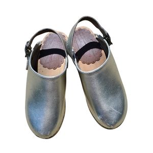 Hanna Andersson Silver Leather Clog (34)